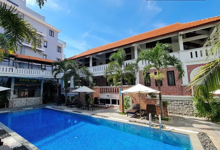 BÁN KHÁCH SẠN 2 MẶT TIỀN – PHỐ CỔ HỘI AN – DIỆN TÍCH 1.900M² – GIÁ CHUYỂN NHƯỢNG 115 TỶ (MS466)